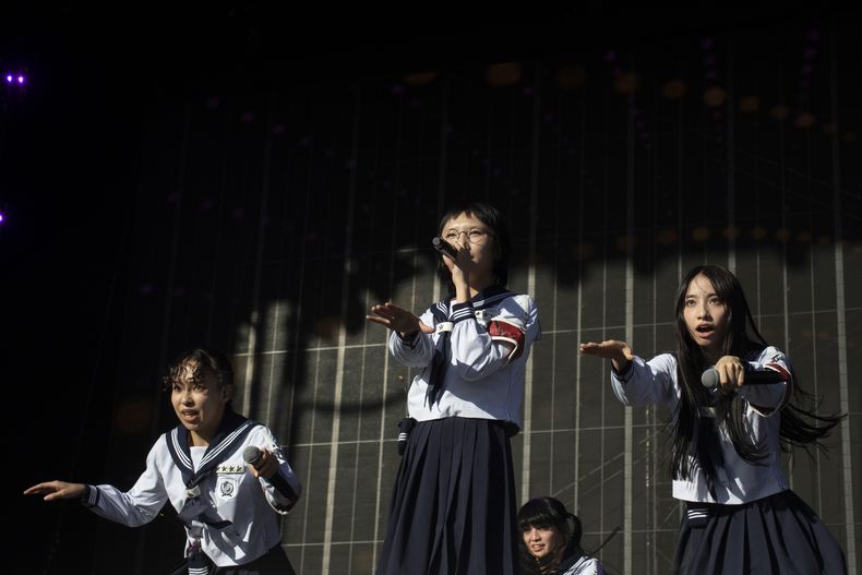 La banda japonesa Atarashii Gakko durante su concierto en el festival Corona Capital en la Ciudad de México, el sábado 18 de noviembre de 2023. (Foto AP/Alejandro Godínez)