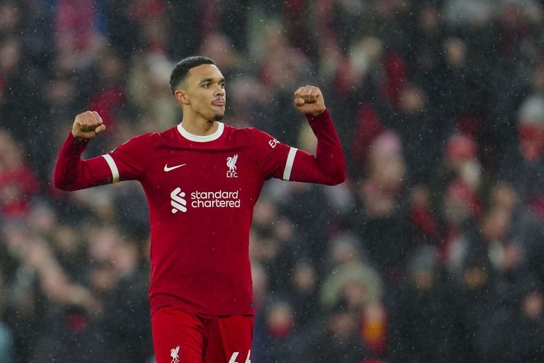 El zaguero de Liverpool Trent Alexander-Arnold celebra al final del partido contra Newcastle en la Liga Premier, el lunes 1 de enero de 2024. (AP Foto/Jon Super)