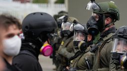 Agentes del orden se enfrentan a manifestantes frente a las instalaciones del Servicio de Inmigración y Control de Aduanas de Estados Unidos (ICE) durante una protesta el sábado 4 de octubre de 2025 en Portland, Oregon. (Foto AP/Jenny Kane)