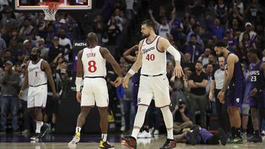 De izquierda a derecha, James Harden, Kris Dunn e Ivica Zubak, de los Clippers de Los Ángeles, festejan la victoria sobre los Kings de Sacramento, el viernes 11 de abril de 2025 (AP Foto/Scott Marshall)