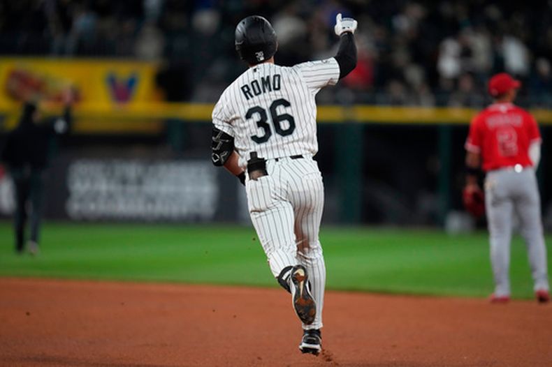 Drew Romo (36), de los Medias Blancas de Chicago, recorre las bases tras conectar un jonrón durante la sexta entrada de un partido de béisbol contra los Angelinos de Los Ángeles, el martes 28 de abril de 2026, en Chicago. (AP Foto/Erin Hooley)