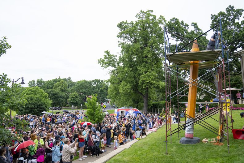 ARCHIVO - Cientos de personas se reúnen para ver el 3er Afilado Anual del Lápiz de Lake of the Isles en Minneapolis, el 15 de junio de 2024. (Alex Kormann/Star Tribune via AP)