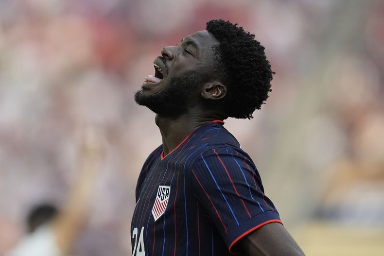 El delantero de Estados Unidos, Patrick Kwame Agyemang, reacciona durante la primera mitad de un partido de cuartos de final de la Copa Oro de la CONCACAF contra Costa Rica, el domingo 29 de junio de 2025, en Minneapolis. (AP Photo/Abbie Parr)