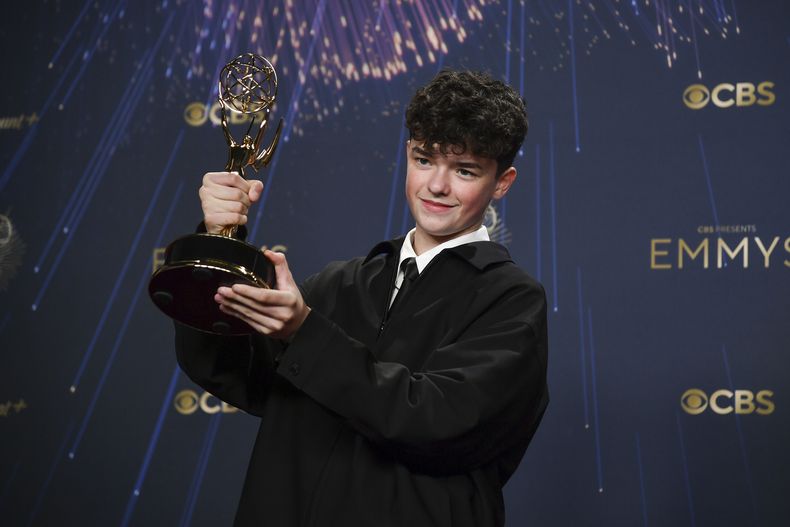 Owen Cooper, ganador del premio al mejor actor de reparto en una serie limitada o antológica o película por Adolescence, posa en la sala de prensa durante la 77.ª edición de los Premios Emmy el domingo 14 de septiembre de 2025, en el Teatro Peacock de Los Ángeles. (Foto Richard Shotwell/Invision/AP)