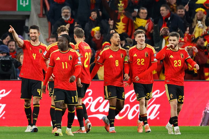 Brandon Mechele de Bélgica celebra con sus comapñeros tras anotar el cuarto gol ante Liechtenstein en el Grupo J de la eliminatoria al Mundial el martes 18 de noviembre del 2025. (AP Foto/Geert Vanden Wijngaert)