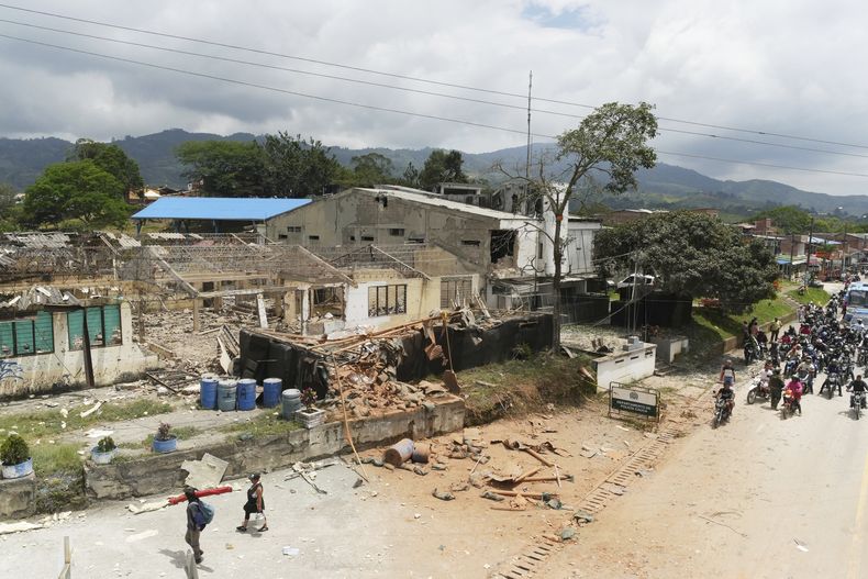 ARCHIVO - Una estación de policía es destruida luego de ser atacada con explosivos en Mondomo, Colombia, el jueves 17 de abril de 2025. (AP Foto/Juan B Díaz, Archivo)