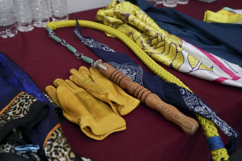 Guantes, un látigo y otros accesorios utilizados para El Baile del Diablo, un baile tradicional de la costa oaxaqueña. El artista mexicano-triqui Carlos CGH se presentó durante el Festival de Culturas Indígenas, en la Ciudad de México, el martes 6 de agosto de 2024. (Foto AP/Mariana Martínez Barba)