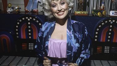 Dolly Parton protagoniza comercial del Super Bowl de 5 a 9