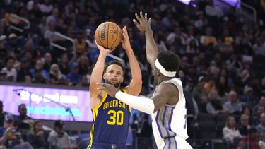 Curry anota 33 puntos y Warriors vencen a Kings