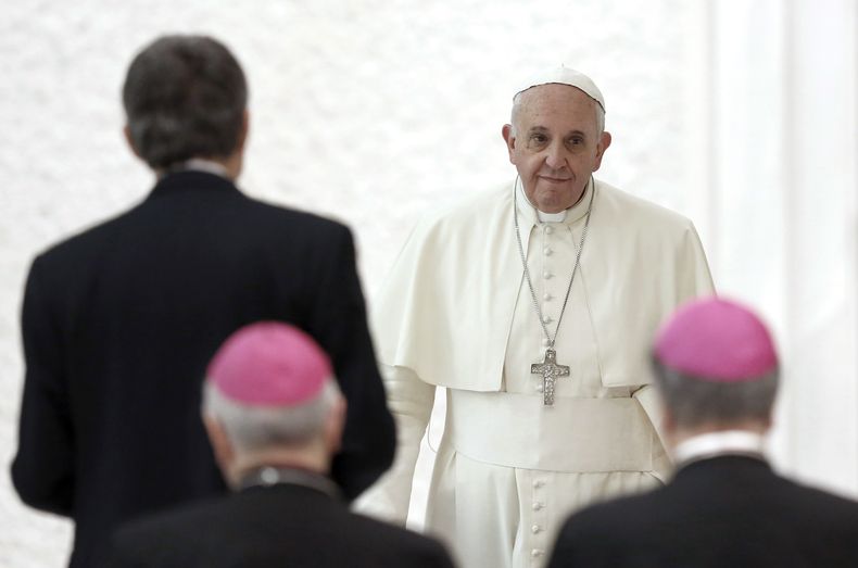El papa Francisco llega a una reuni&oacute;n con periodistas y empleados de la cadena cat&oacute;lica de televisi&oacute;n "TV2000" en la sala Paulo VI en el Vaticano, el lunes 15 de diciembre de 2014. (Foto AP/Riccardo De Luca)