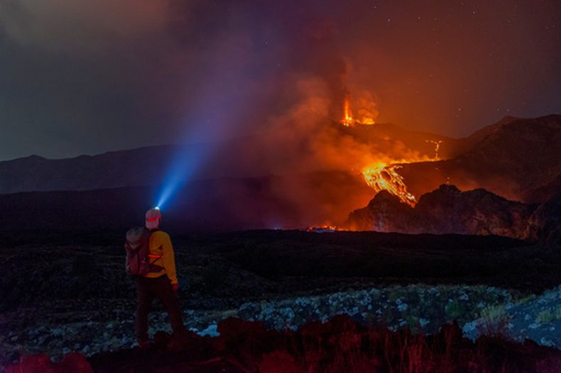 El volcán Etna en Italia, visto desde Mareneve cerca de Catania, el 13 de agosto del 2026. (AP foto/Salvatore Allegra)