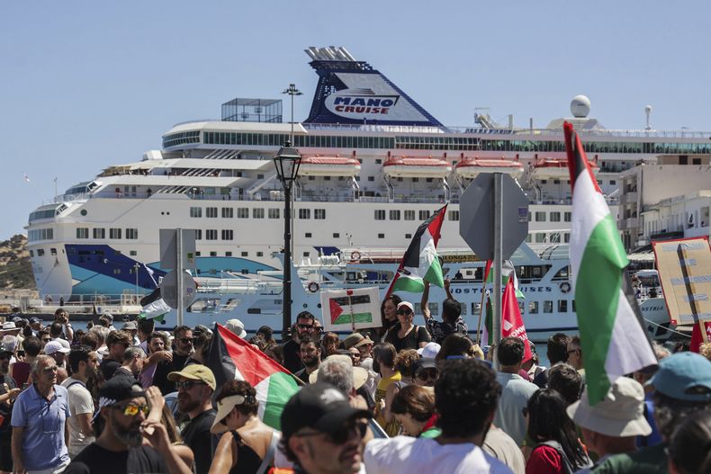 La protesta contra el crucero en Agios Nikolaos, en la isla de Creta en Grecia, el 29 de julio del 2025. (Antonis Zouridakis/Eurokinissi via AP)