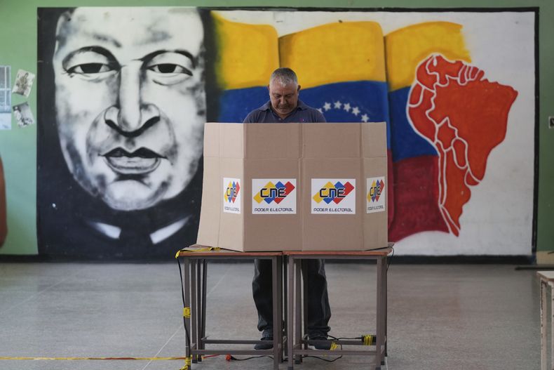 Una persona emite su voto en las elecciones presidenciales en Caracas, Venezuela, el domingo 28 de julio de 2024. (Foto AP/Fernando Vergara)