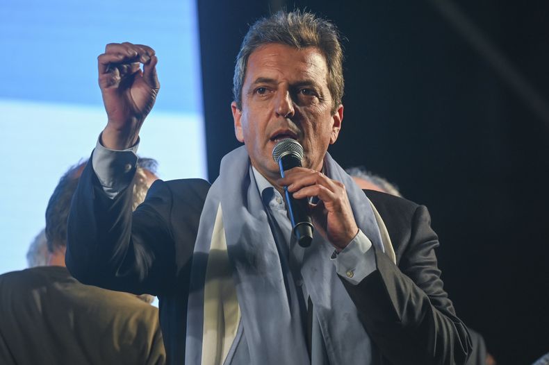 Sergio Massa, ministro de Economía y candidato presidencial del partido gobernante, habla afuera de su sede de campaña después de las elecciones generales en Buenos Aires, Argentina, el domingo 22 de octubre de 2023. (AP Foto/Mario De Fina)