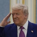 El presidente de Estados Unidos, Donald Trump, saluda mientras recibe a las delegaciones del príncipe heredero saudí, Mohammed bin Salman, en el Palacio Real en Riad, Arabia Saudí, el 13 de mayo de 2025. (AP Foto/Alex Brandon)