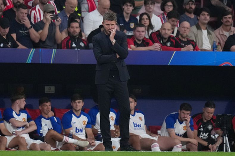 El director técnico del Manchester United, Michael Carrick, observa durante el partido de fútbol de la fase de liga de la Liga de Campeones entre el Atlético de Madrid y el Manchester United en Madrid, el martes 13 de octubre de 2026. (Foto AP/Bernat Armangue)
