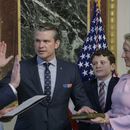 El vicepresidente JD Vance (izquierda) toma el juramento de Pete Hegseth como secretario de Defensa mientras la esposa de éste, Jennifer Rauchet (derecha), sostiene una Biblia y uno de los hijos de Hegseth observa en una sala del Edificio de Oficinas Ejecutivas Eisenhower, en el campus de la Casa Blanca, Washington, el sábado 25 de enero de 2025. (AP Foto/Rod Lamkey, Jr.)