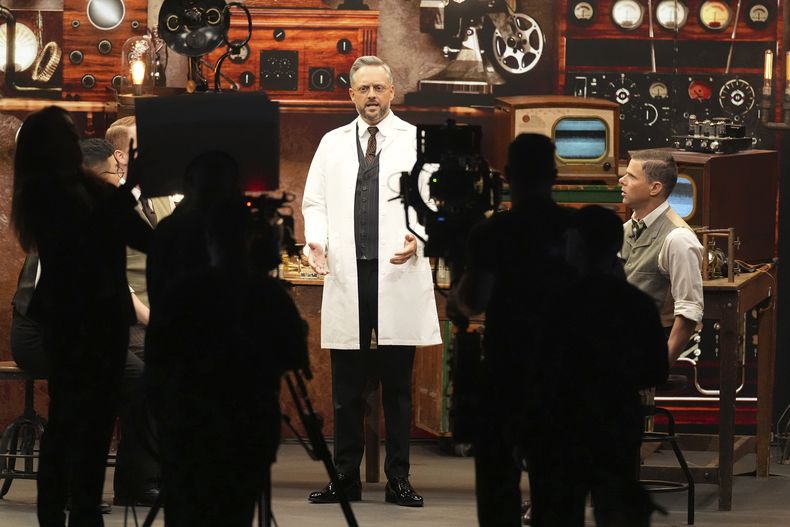 El presentador Nate Bargatze en el escenario durante la 77.ª edición de los premios Primetime el domingo 14 de septiembre de 2025 en el Teatro Peacock de Los Ángeles. (Foto AP/Chris Pizzello)