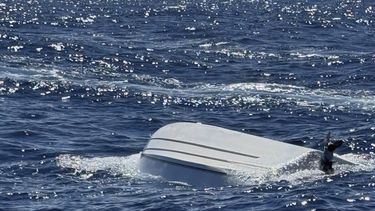 Esta imagen proporcionada por la Guardia Costera de Estados Unidos el lunes 14 de abril de 2025 muestra un bote volcado frente a la costa de Florida en el Atlántico. (Guardia Costera de Estados Unidos vía AP)
