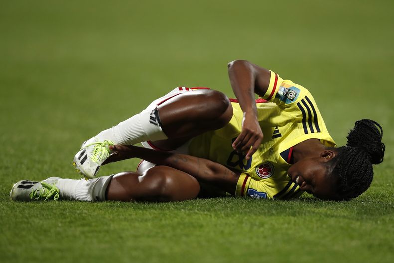 La delantera colombiana Linda Caicedo tras recibir una falta durante el partido contra Marruecos por el Grupo H del Mundial femenino, el jueves 3 de agosto de 2023, en Perth, Australia. (AP Foto/Gary Day)