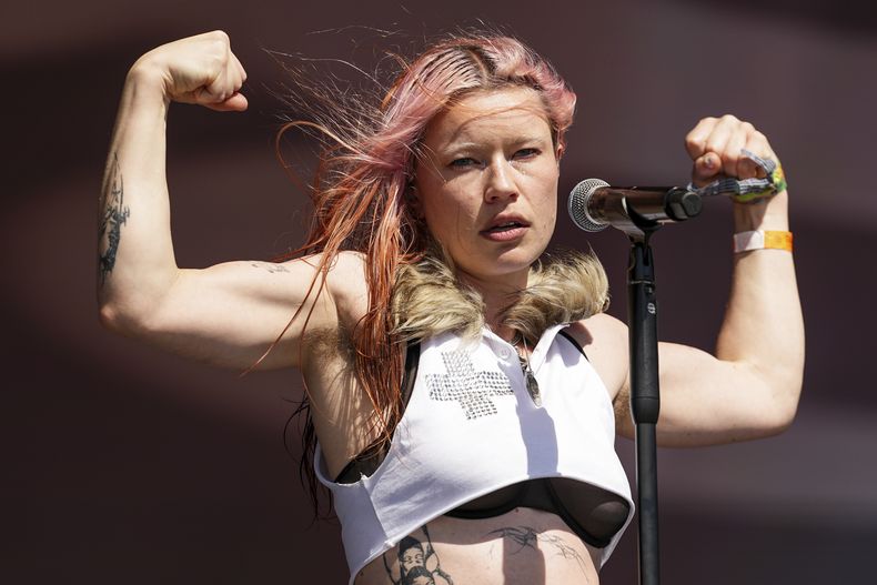 Rhian Teasdale de la banda de rock Wet Leg se presenta durante el Festival de Glastonbury en Worthy Farm, Somerset, Inglaterra, el viernes 27 de junio de 2025. (Scott A Garfitt/Invision/AP)