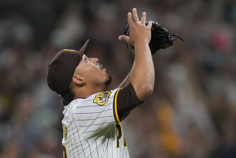 Jeremiah Estrada, de los Padres de San Diego, festeja tras conseguir el último ponche del juego ante los Marlins de Miami, el martes 28 de mayo de 2024 (AP Foto/Gregory Bull)