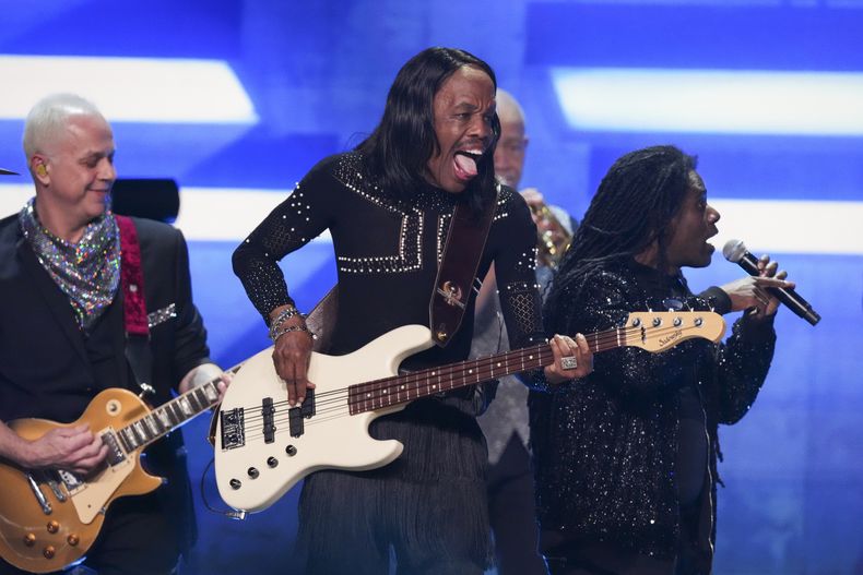 Serg Dimitrijevic, de izquierda a derecha, Verdine White y Philip Bailey, Jr. de Earth, Wind & Fire durante su presentación en el concierto benéfico de FireAid el jueves 30 de enero de 2025 en Intuit Dome en Inglewood, California. (Foto Jordan Strauss/Invision/AP)