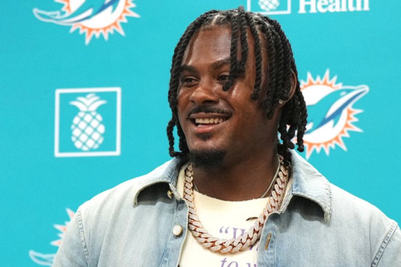 Malik Willis, nuevo quarterback de los Dolphins de Miami, durante una rueda de prensa, el jueves 12 marzo de 2026, en Miami Gardens, Florida. (AP Foto/Jim Rassol)