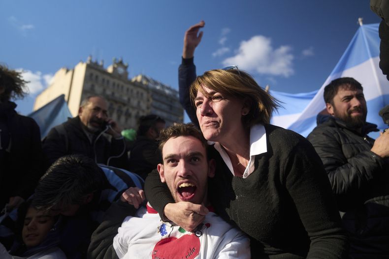 Miriam Espinosa celebra con su hijo Matías Ramón, después de que los senadores rechazaran el veto del presidente Javier Milei a un proyecto de ley para ampliar las protecciones para las personas con discapacidad, en Buenos Aires, Argentina, el jueves 4 de septiembre de 2025. (Foto AP/Victor R. Caivano)