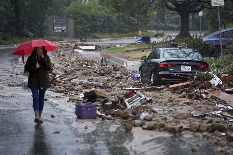 ARCHIVO - Lodo y escombros se esparcen en Fryman Road durante un río atmosférico 5 de febrero 2024, en Studio City, California. (AP foto/Marcio Jose Sanchez, archivo)