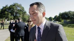 ARCHIVO - En esta imagen, tomada el 20 de octubre de 2015, el entonces representante republicano David Jolly, habla con reporteros tras asistir a una conferencia de prensa del exgobernador de Florida, Charlie Crist, en St. Petersburg, Florida. (AP Foto/Chris OMeara, archivo)