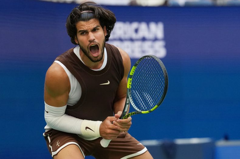 Carlos Alcaraz celebra un punto ganado ante Wu Yibing durante la tercera ronda del US Open, el viernes 4 de septiembre de 2026, en Nueva York. (AP Foto/Kirsty Wigglesworth)