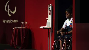 ARCHIVO - La venezolana Clara Sarahy Fuentes Monasterio previo a competir en el powerlifting de los Juegos Paraolímpicos de Tokio, el 26 de agosto de 2021. (AP Foto/Kiichiro Sato)