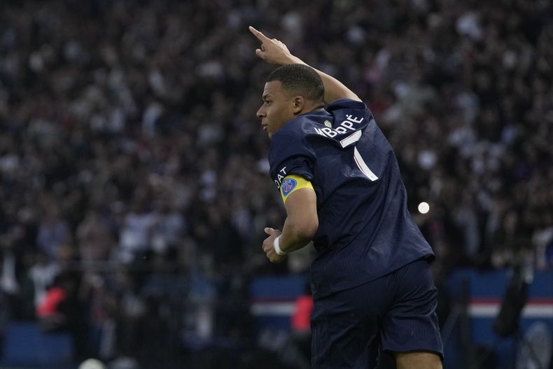 Kylian Mbappé celebra tras marcar el gol del Paris Saint-Germain ante Tolosa en la liga francesa, el domingo 12 de mayo de 2024. (AP Foto/Christophe Ena)