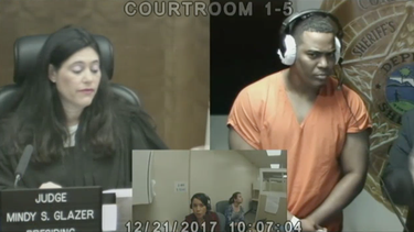 cubano de hialeah golpea a su novia por un mensaje de texto en su telefono
