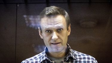 ARCHIVO - El líder opositor ruso Alexei Navalny observa a los fotógrafos desde una celda en el tribunal de distrito de Babuskinsky, el 20 de febrero de 2021, en Moscú, Rusia. (AP Foto/Alexander Zemlianichenko, archivo)