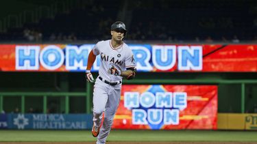 Stanton y Gordon comandan victoria de Marlins ante Filis