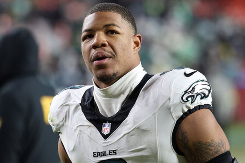 ARCHIVO - El linebacker de los Eagles de Filadelfia, Nolan Smith Jr. (3), observa después de un partido de fútbol americano de la NFL contra los Commanders de Washington, el sábado 20 de diciembre de 2025, en Landover, Maryland. (Foto AP/Daniel Kucin Jr., Archivo)