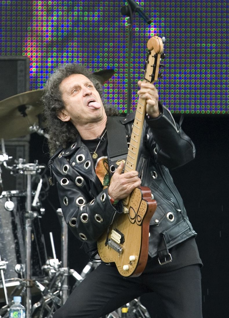ARCHIVO - El cantante mexicano Alex Lora se presenta durante el festival Vive Latino en el Foro Sol, en la Ciudad de México, el 5 de mayo de 2007. (Foto AP/Eduardo Verdugo, archivo)