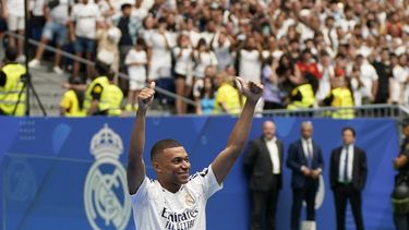 El futbolista francés Kylian Mbappé saluda a los aficionados durante su presentación como jugador del Real Madrid en el estadio Santiago Bernabéu, en Madrid, el 16 de julio de 2024. (AP Foto/Andrea Comas)