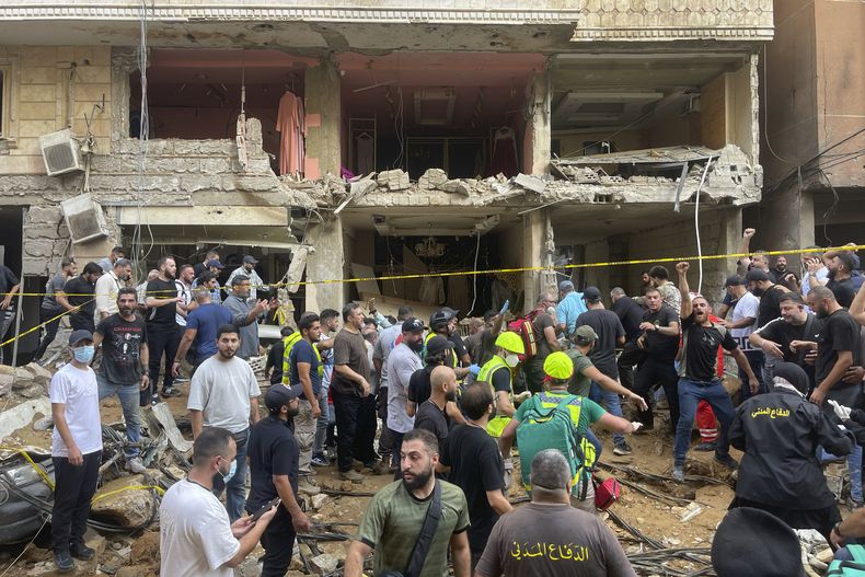 Un grupo de personas se reúne cerca de un edificio dañado por un bombardeo de Israel, el viernes 20 de septiembre de 2024, en el sur de Beirut, Líbano. (Foto AP/Bilal Hussein)