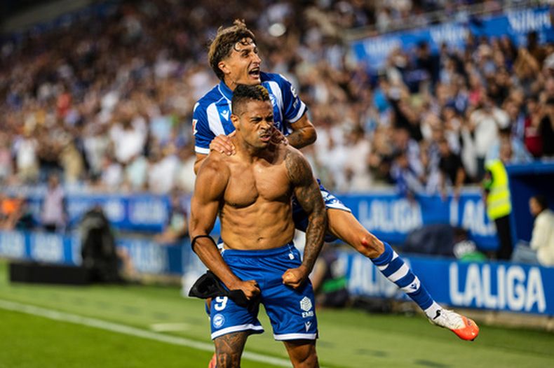 Mariano Diaz del Alaves felicitado por su compañero Nahuel Tenaglia tras anotar en el encuentro ante el Getafe en La Liga el sábado 15 de agosto del 2026. (AP Foto/Pablo Garcia)