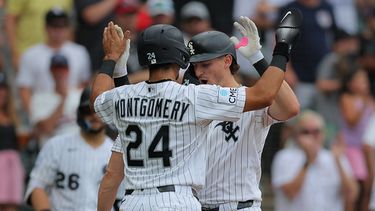 Colson Montgomery, derecha, de los Medias Blancas de Chicago, celebra despues de batear un jonrón de tres carreras con Braden Montgomery (24) durante la tercera entrada del juego de béisbol de Grandes Ligas contra los Guardianes de Cleveland, el domingo 9 de agosto de 2026, en Chicago. (AP Foto/Melissa Tamez)