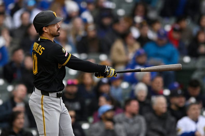 Bryan Reynolds, de los Piratas de Pittsburgh, observa su jonrón de dos carreras durante la séptima entrada de un partido de béisbol contra los Cachorros de Chicago en Chicago, el viernes 10 de abril de 2026. (Foto AP/Paul Beaty)