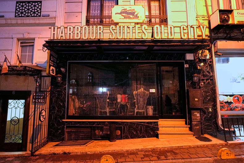 ARCHIVO – La entrada principal del hotel Harbour Suites Old City en Estambul, Turquía, el 24 de noviembre de 2025. (AP Foto/Emrah Gurel, Archivo)