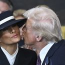 El presidente electo Donald Trump besa a Melania Trump antes de la 60ª toma de posesión presidencial en la Rotonda del Capitolio de los Estados Unidos en Washington, el lunes 20 de enero de 2025. (Saul Loeb/Pool photo via AP)