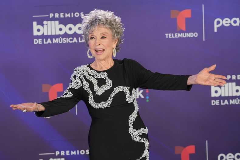 Rita Moreno llega a los Premios Billboard de la Música Latina el jueves 23 de octubre de 2025, en Miami. (Foto AP/Marta Lavandier)
