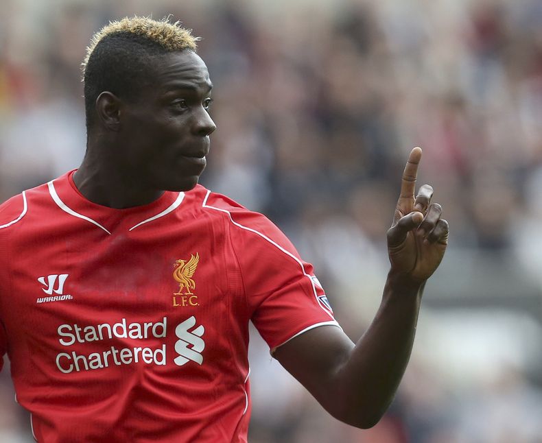 ARCHIVO - En esta foto del 1 de noviembre del 2014, el delantero del Liverpool gesticula durante un partido de la Liga Premier inglesa contra Newcastle United. Balotelli es investigado por la Asociaci&oacute;n de F&uacute;tbol de Inglaterra por un controv