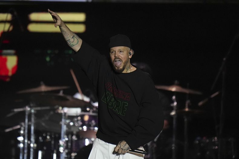 El rapero, escritor y cineasta puertorriqueño René Pérez Joglar, conocido profesionalmente como Residente, realiza un concierto gratuito en el Zócalo de la Ciudad de México, el sábado 6 de septiembre de 2025. (Foto AP/Eduardo Verdugo)