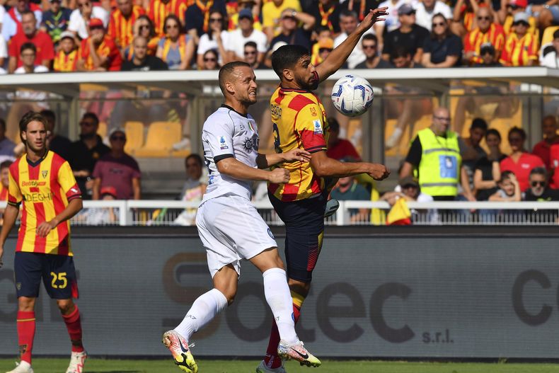 Hamza Rafia del Lecce pelea con Stanislav Lobotka del Napoli por el balón en el encuentro de la Serie A el sábado 30 de septiembre del 2023. (Giovanni Evangelista/LaPresse via AP)